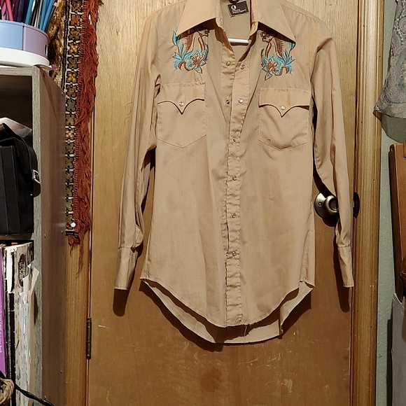 Unique western embroidered pearl snap top - Picture 2 of 7